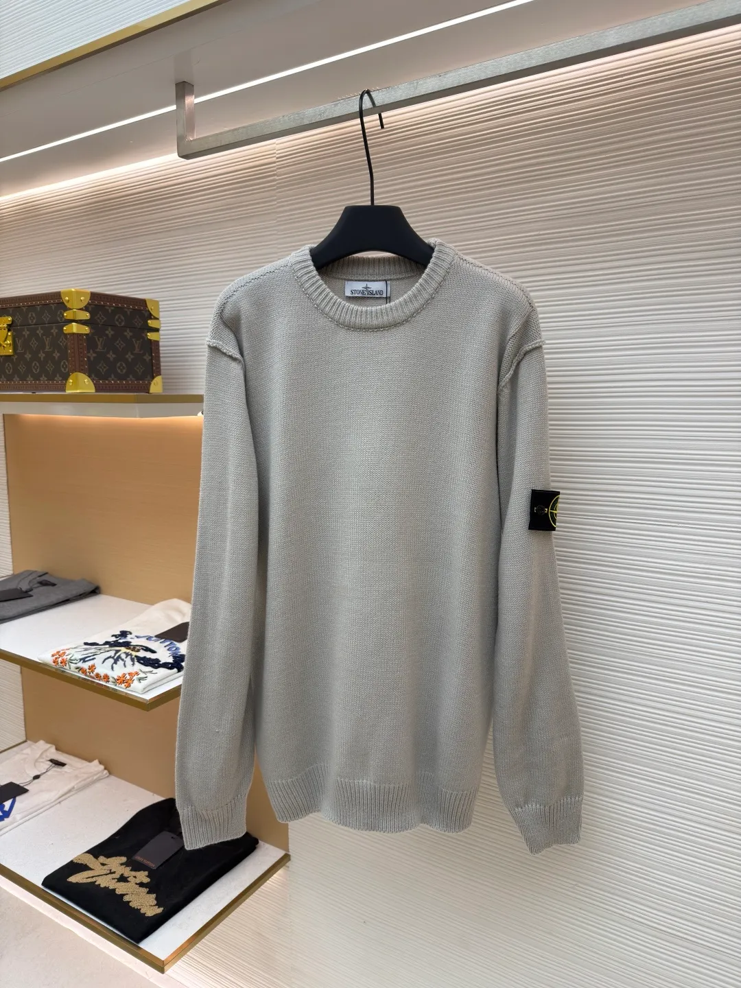 P420 Stonelsland Stone Island arm embroidered logo sweater ●Original version: 3690 purchase and development ●Item number: 1681949-A75 ●Fabric: wool blended fabric ●Technology: knitted ●Color: apricot ●Version: fitted version ●Weight: about 535 grams ●Size: S-M-L-XL ●Description: Made of 30% wool, 50% cotton, 20% spandex. The arm embroidery logo is made of double-layer soft leather, with embroidery logo technology on the surface and embellishment with the brand logo. Comes with laser engraved metal buttons. Garment washing-fixing color-fixing pattern-removing wool impurities. This style is woven with a 7-needle imported machine, with knitted threads on the neck and hem, and embroidered logos on the arms to present the brand vision. The overall wiring is straight and delicate, the fabric is comfortable and soft, and the color is consistent without color difference. It can be matched with the same style to create a fashionable look and control various occasions. Customized accessories, complete with three standards, same style for men and women!